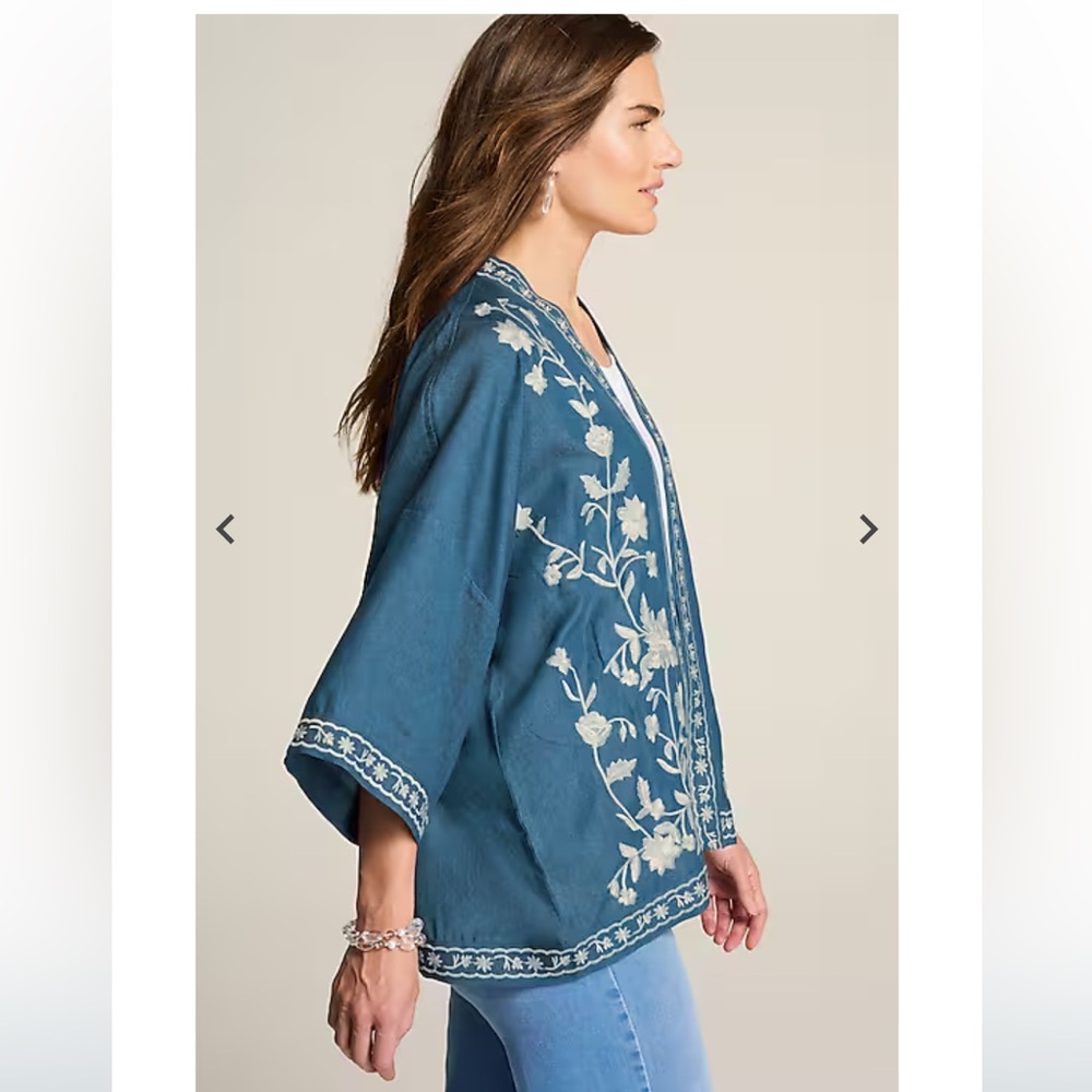 Floral-Embroidered Soft Jacket - Picture 4 of 7